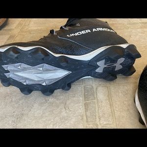 Youth football cleats